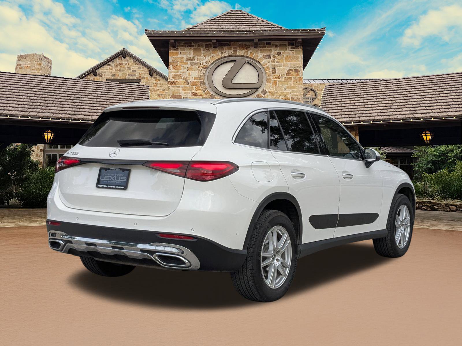Used 2024 Mercedes-Benz GLC 300 image 2
