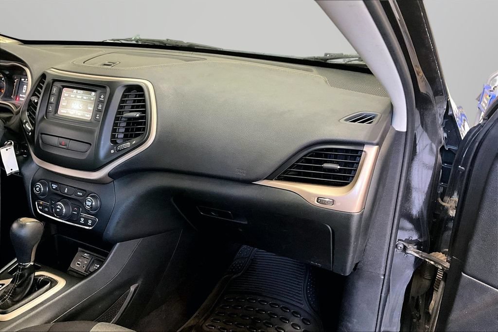 Used 2016 Jeep Cherokee Sport w/ Cold Weather Group FWD image 26