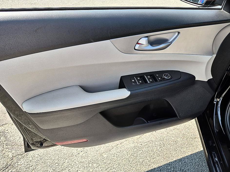 Used 2022 Kia Forte LXS FWD image 12