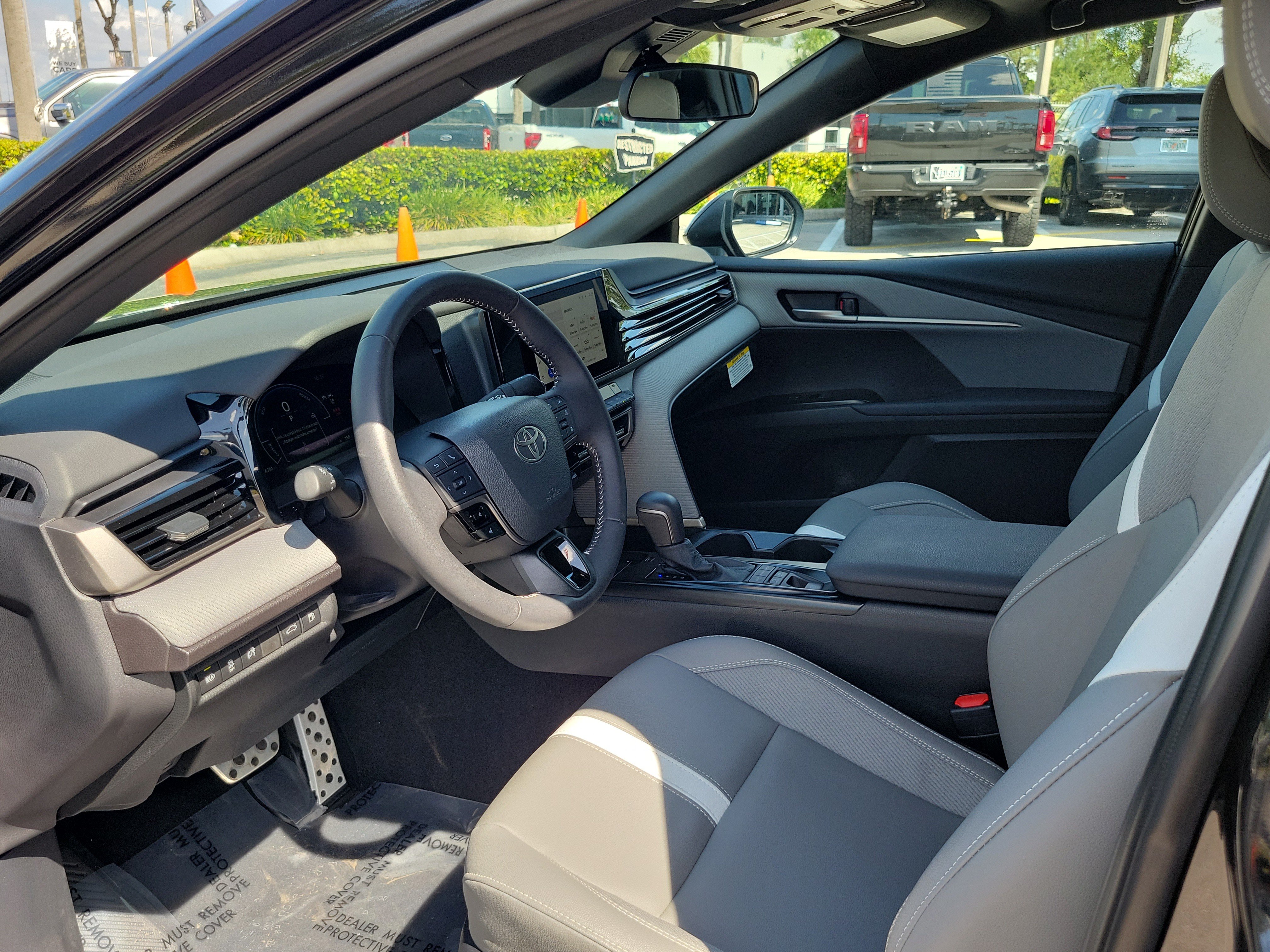 Used 2025 Toyota Camry SE FWD image 11