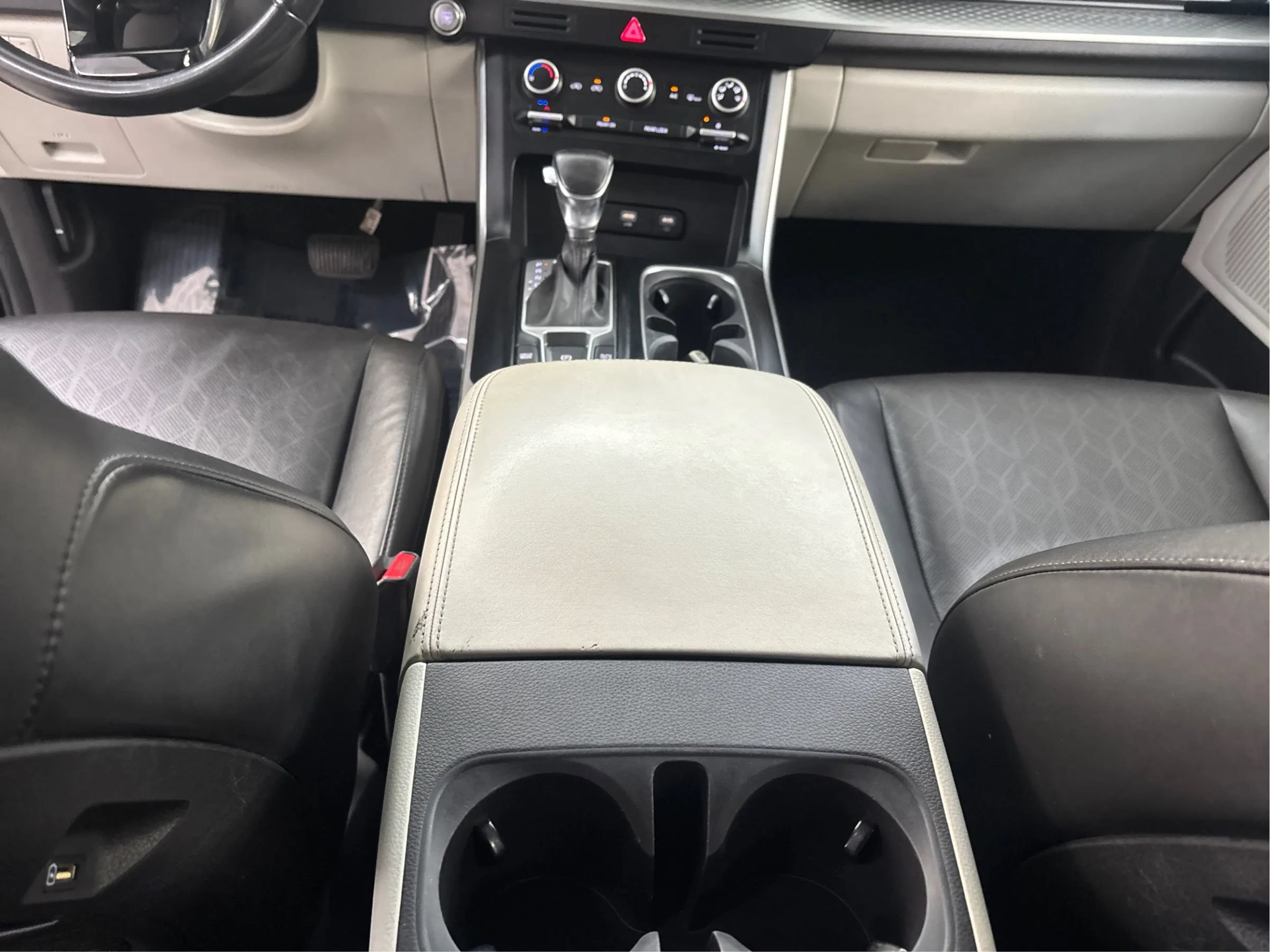 Used 2022 Kia Carnival LX FWD image 22