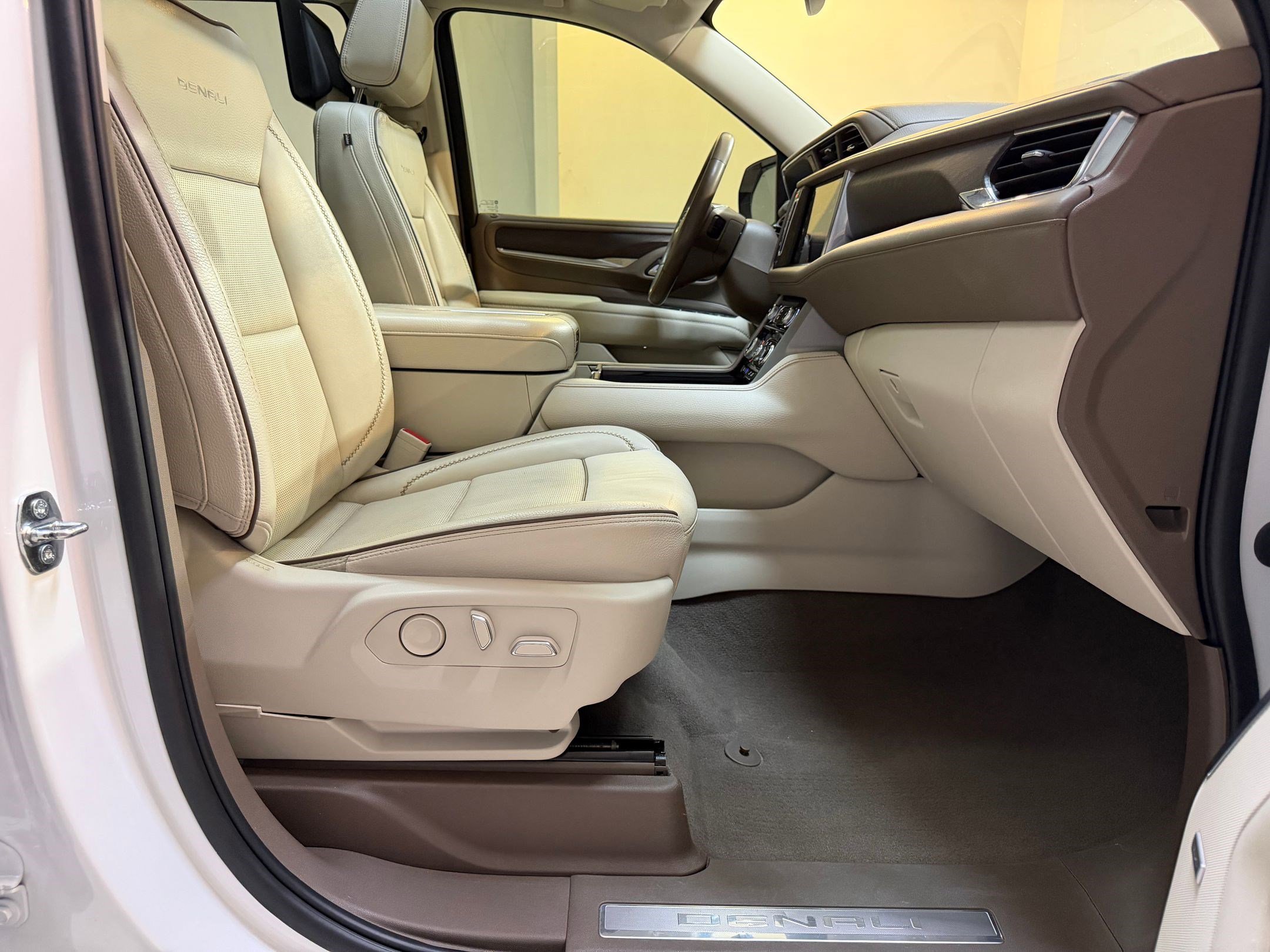 Used 2023 GMC Yukon XL Denali image 50