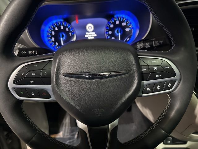 Used 2023 Chrysler Pacifica Touring-L image 11