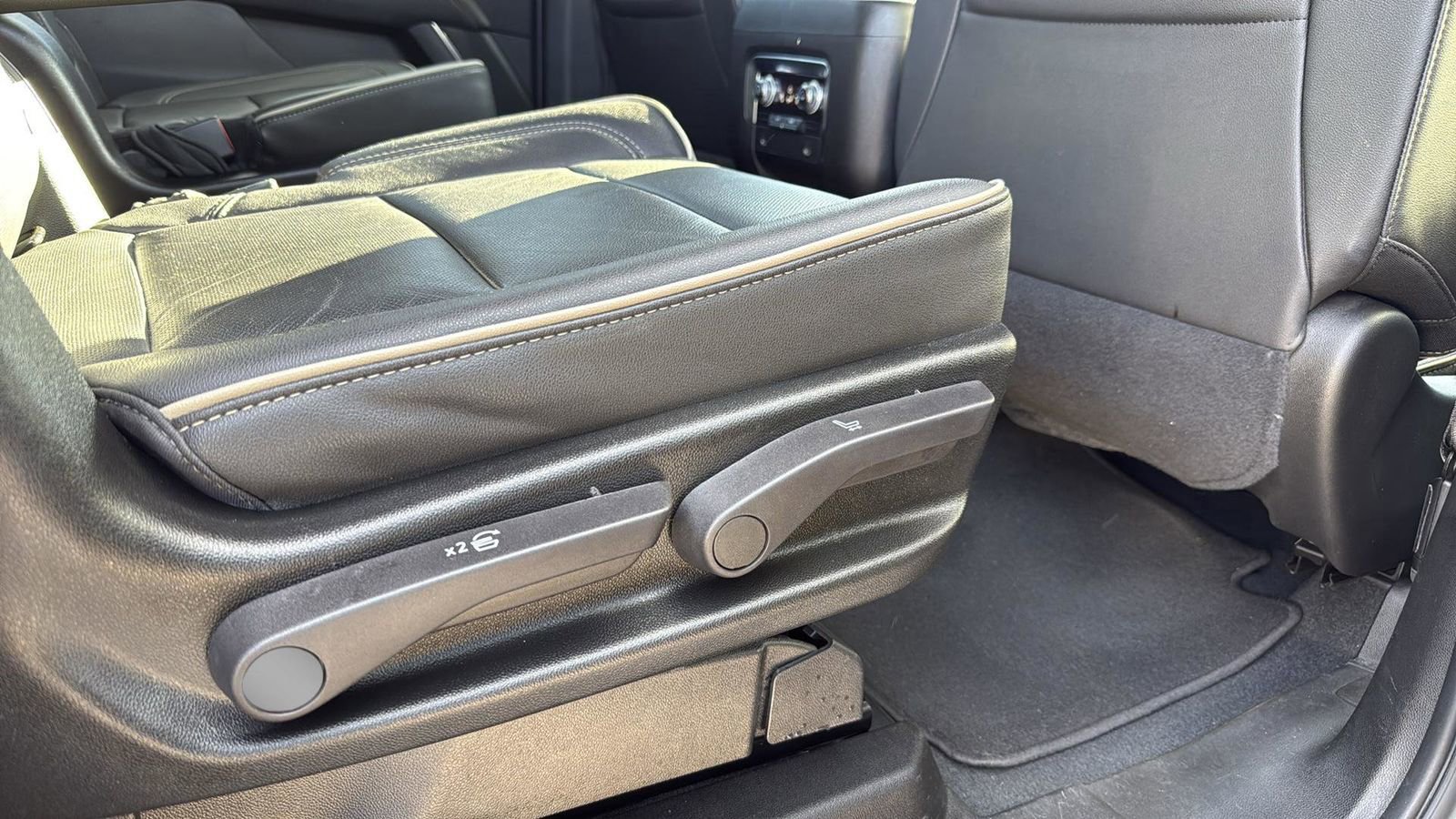 Used 2023 GMC Yukon XL SLT image 24