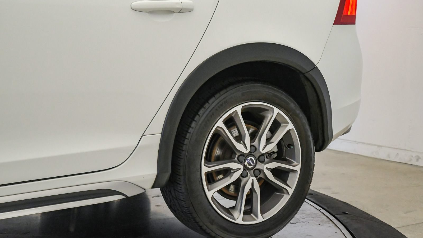 Used 2018 Volvo V60 T5 Cross Country AWD/4WD image 10