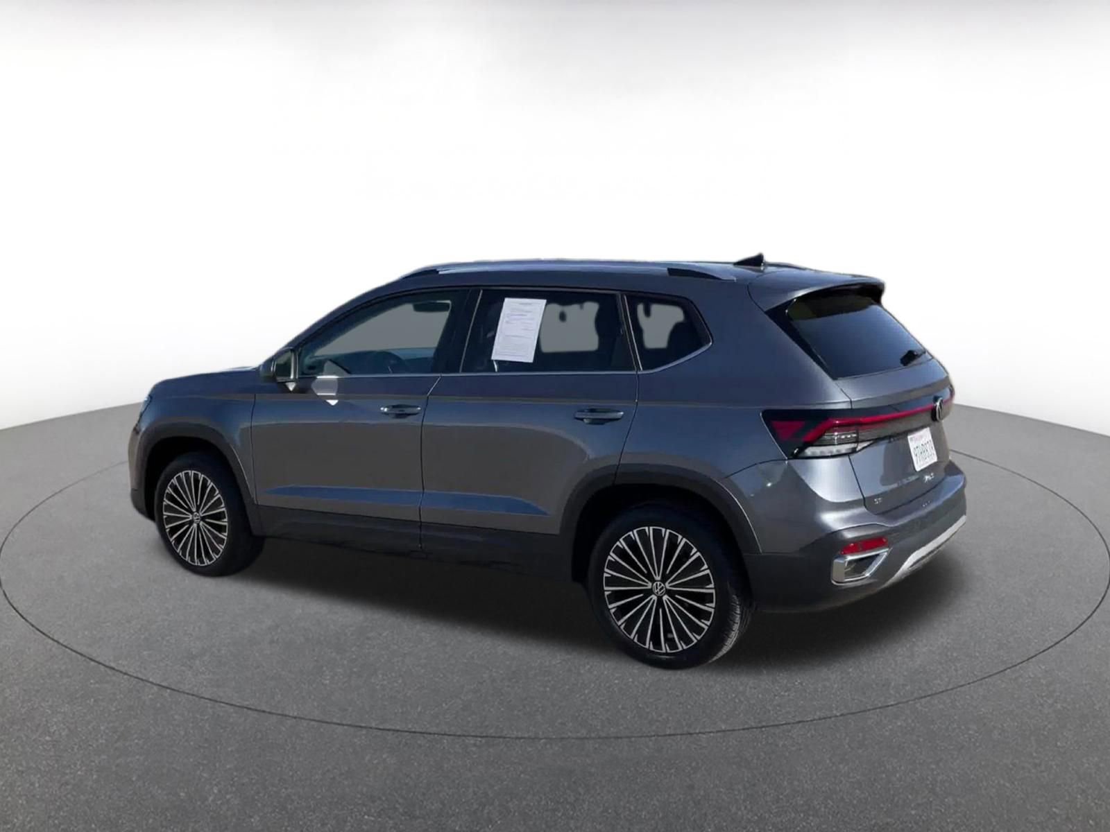 Used 2025 Volkswagen Taos SE image 10