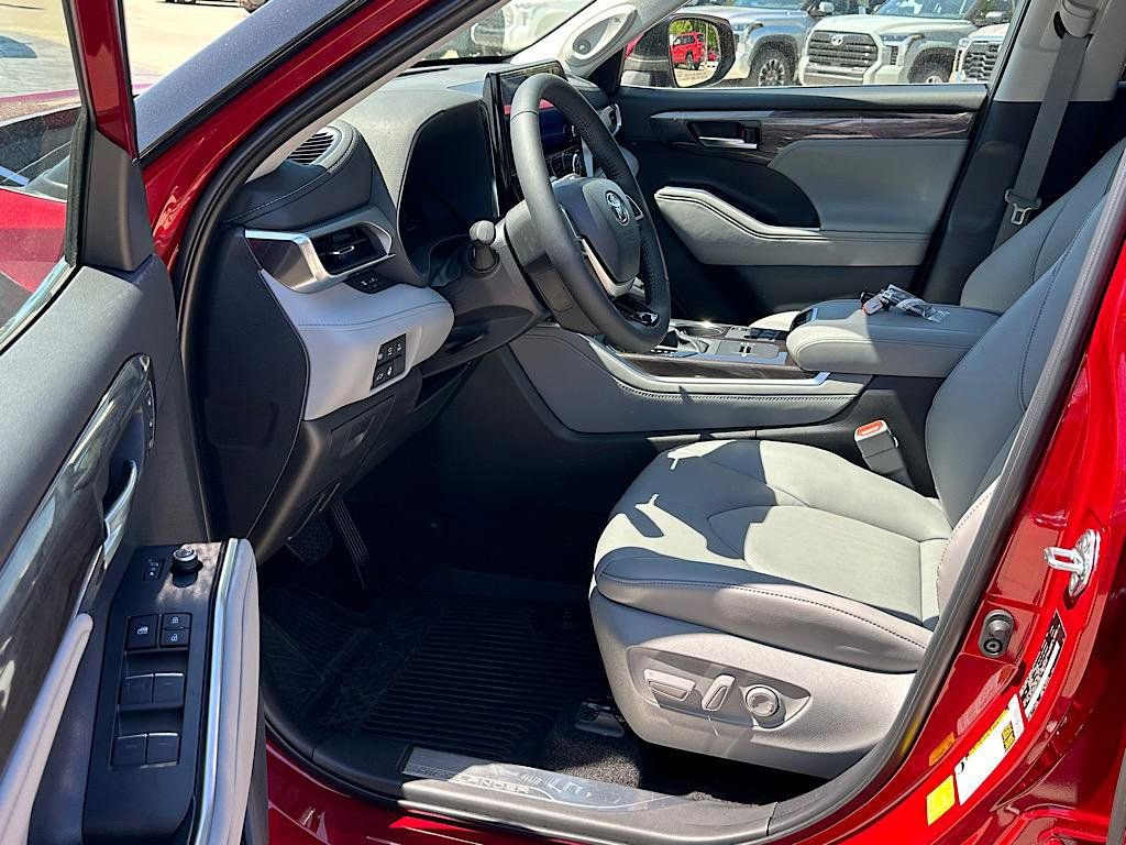 New 2026 Toyota Highlander Platinum AWD/4WD image 7