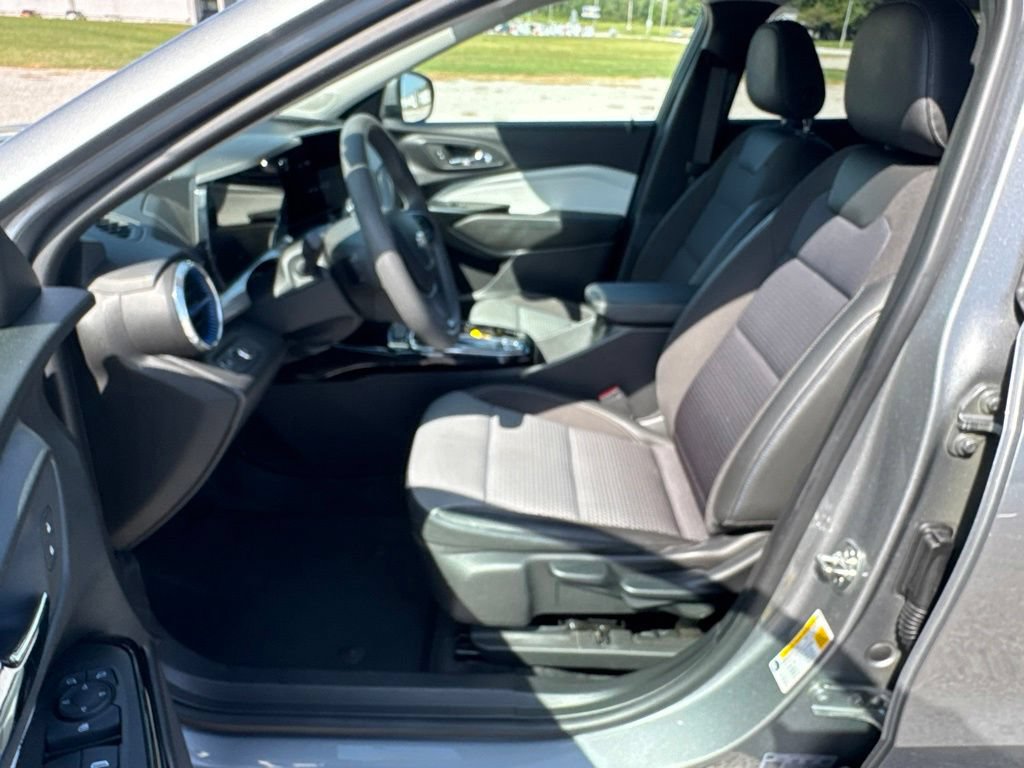 Used 2025 Chevrolet Trax LT FWD image 18