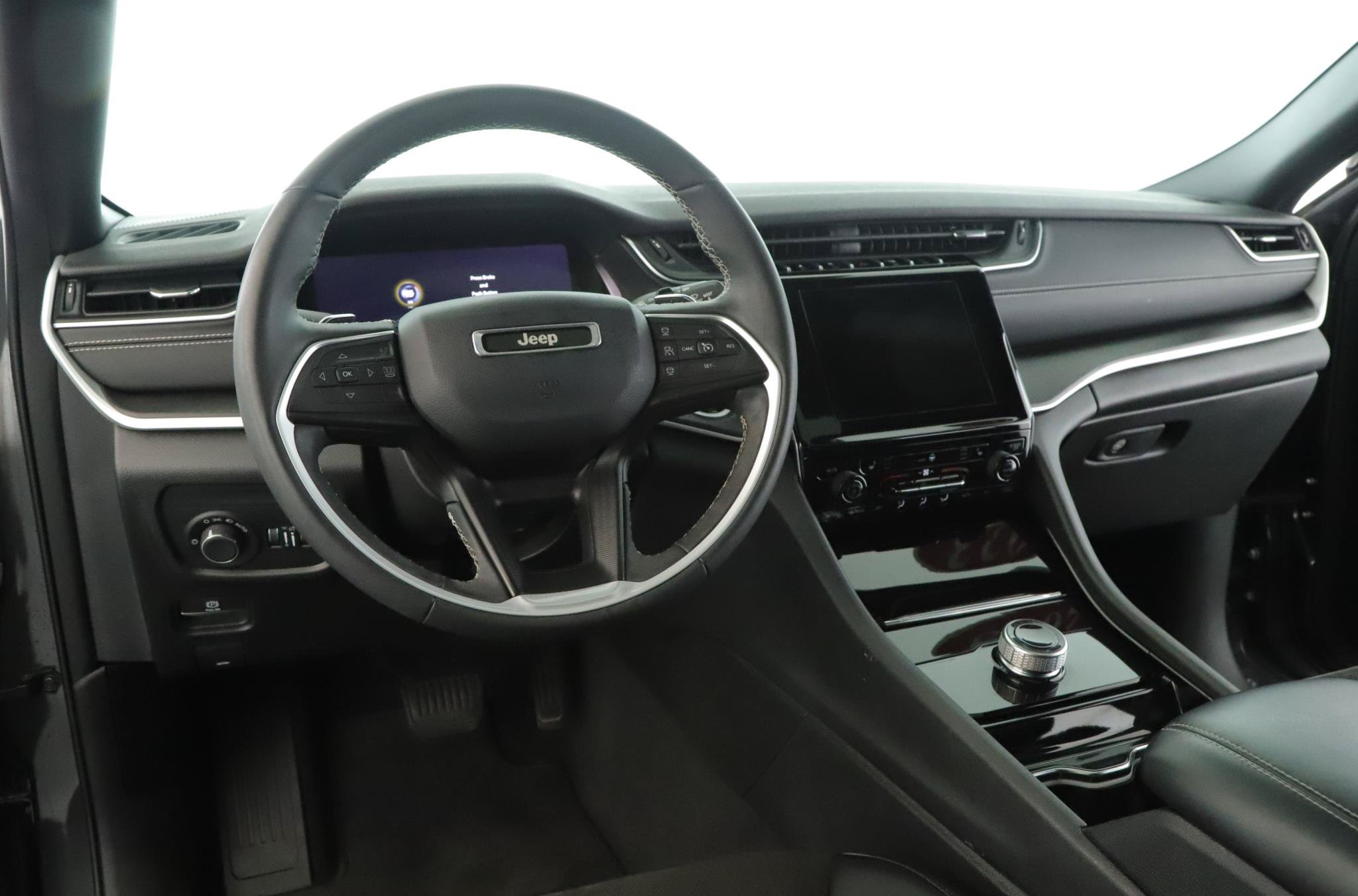 Used 2023 Jeep Grand Cherokee Altitude AWD/4WD image 2