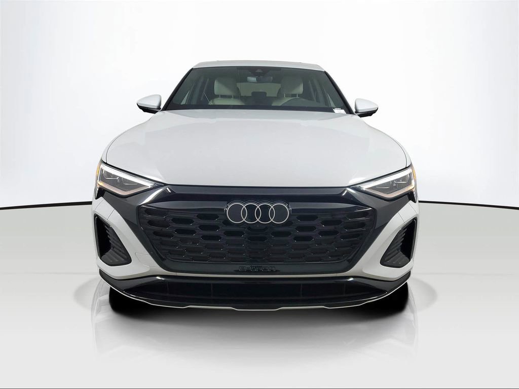 Used 2024 Audi Q8 e-tron Premium Plus w/ Premium Plus Package image 2