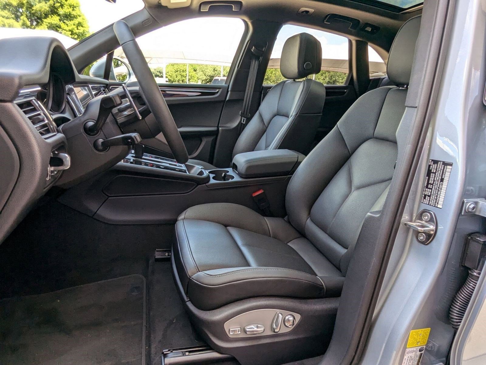 Certified 2025 Porsche Macan image 5