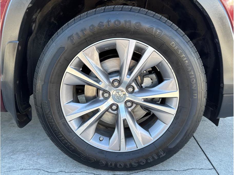 Used 2015 Toyota Highlander XLE AWD/4WD image 9
