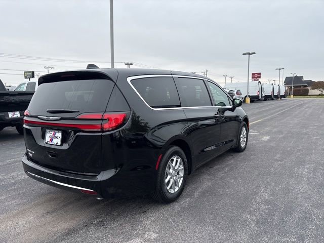 New 2026 Chrysler Pacifica Select image 5