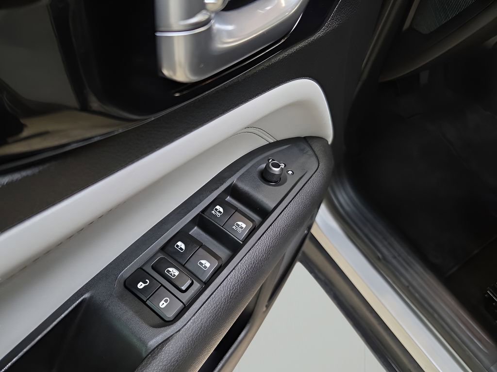 Used 2025 Jeep Compass Limited image 11