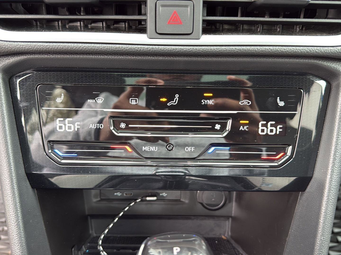 Certified 2025 Volkswagen Taos SE w/ Panoramic Sunroof Package image 17