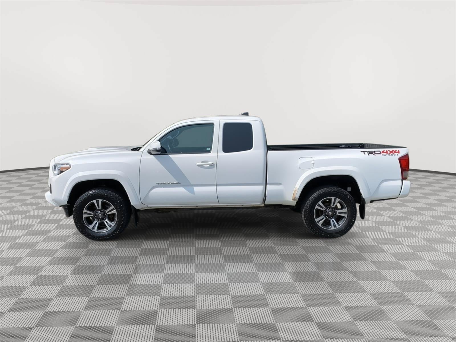 Used 2017 Toyota Tacoma TRD Sport w/ Tow Package AWD/4WD image 2