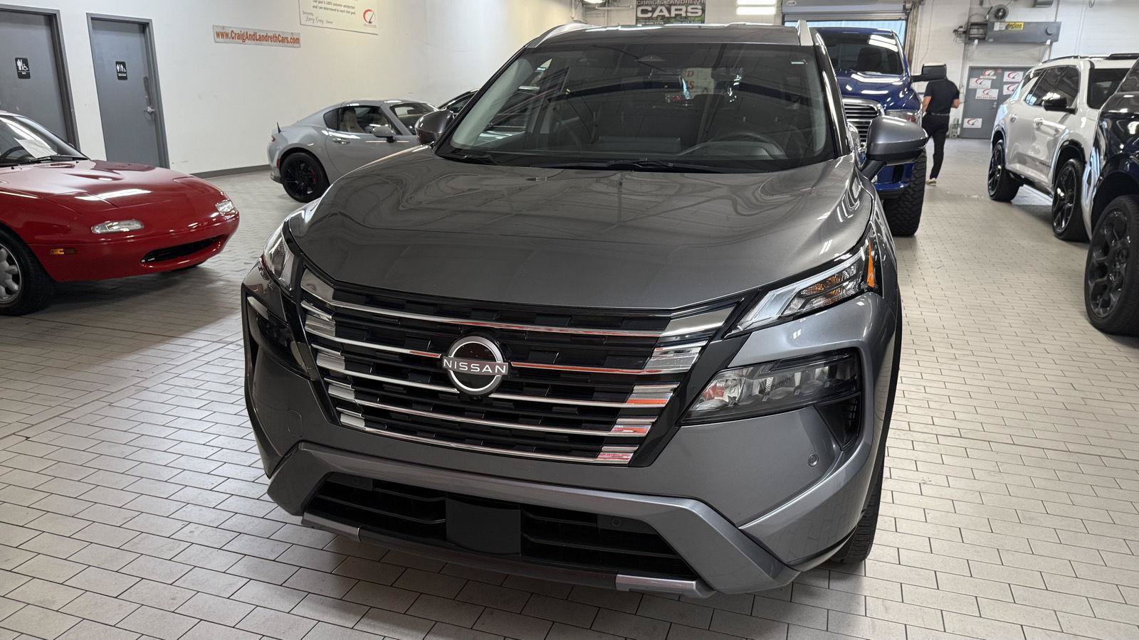 Used 2025 Nissan Rogue SL AWD/4WD image 2
