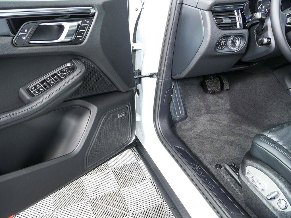 Certified 2026 Porsche Macan Turbo AWD/4WD image 8