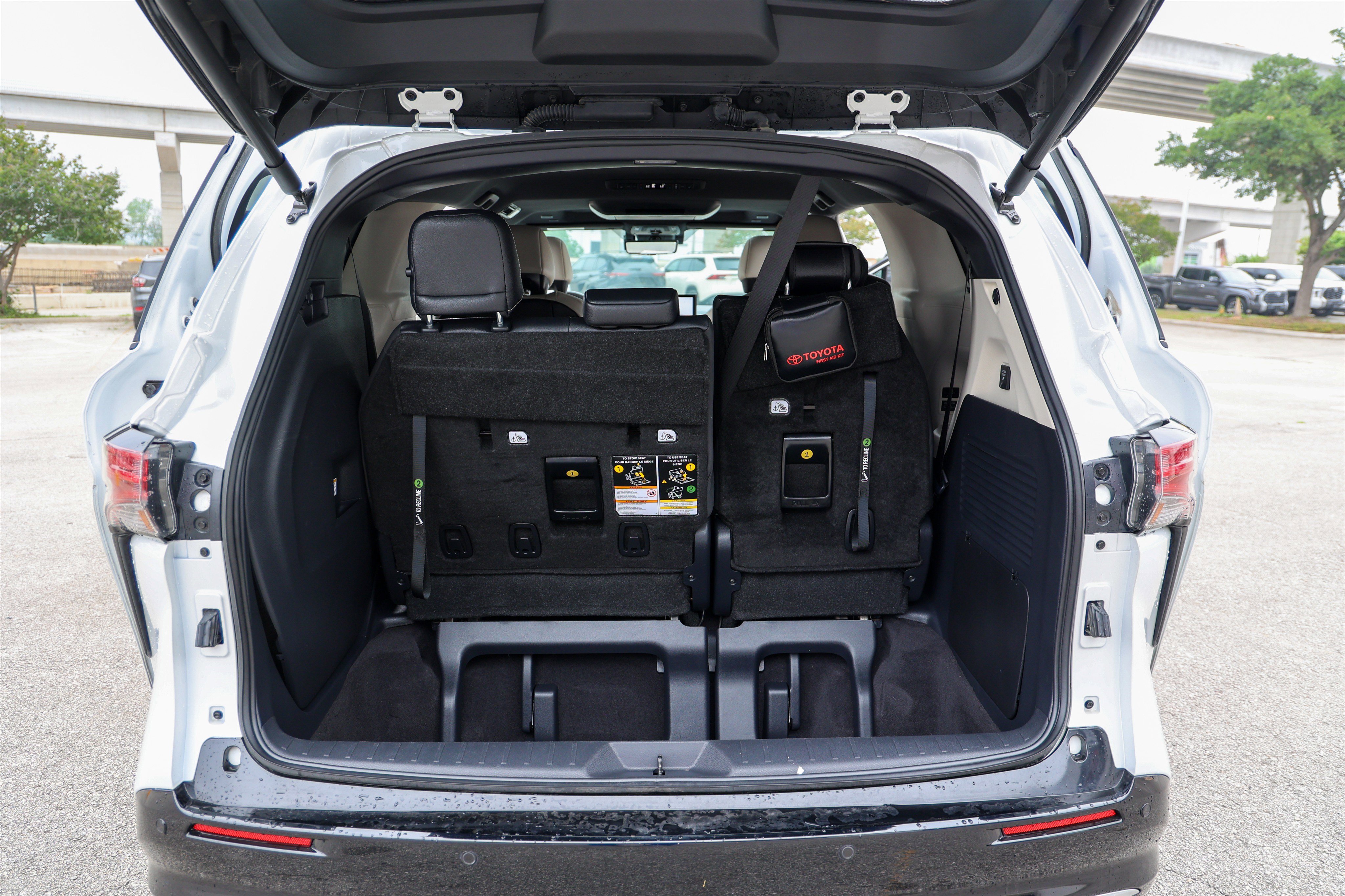 Used 2025 Toyota Sienna Platinum FWD image 44