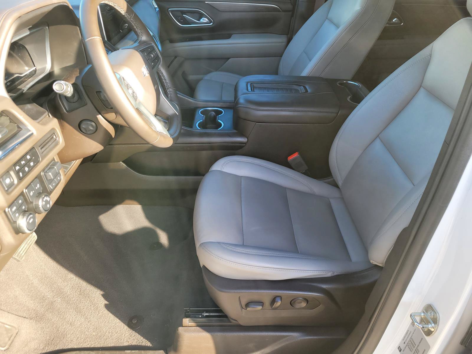 Used 2023 Chevrolet Tahoe Z71 w/ Luxury Package AWD/4WD image 3