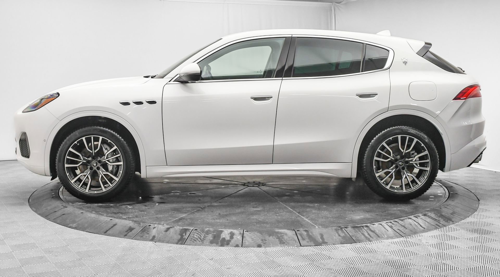 New 2025 Maserati Grecale GT image 4