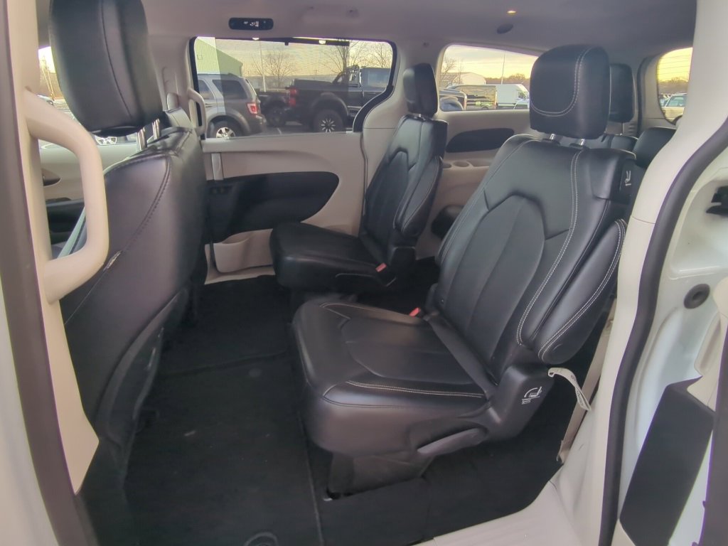 Used 2024 Chrysler Pacifica Touring-L image 13