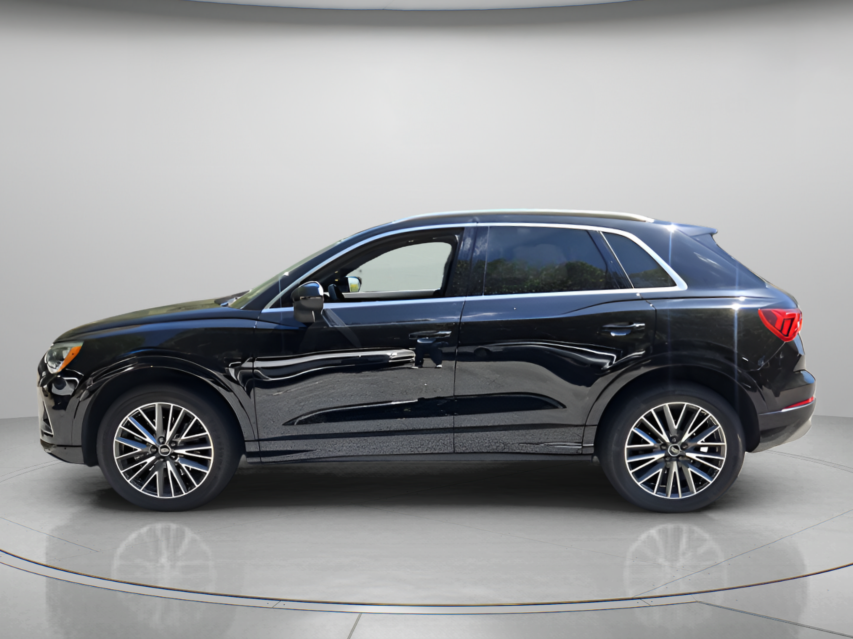 Used 2021 Audi Q3 2.0T Premium w/ Convenience Package AWD/4WD image 2