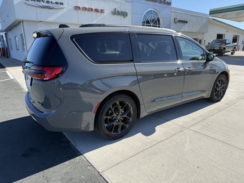 Used 2025 Chrysler Pacifica Limited FWD image 8