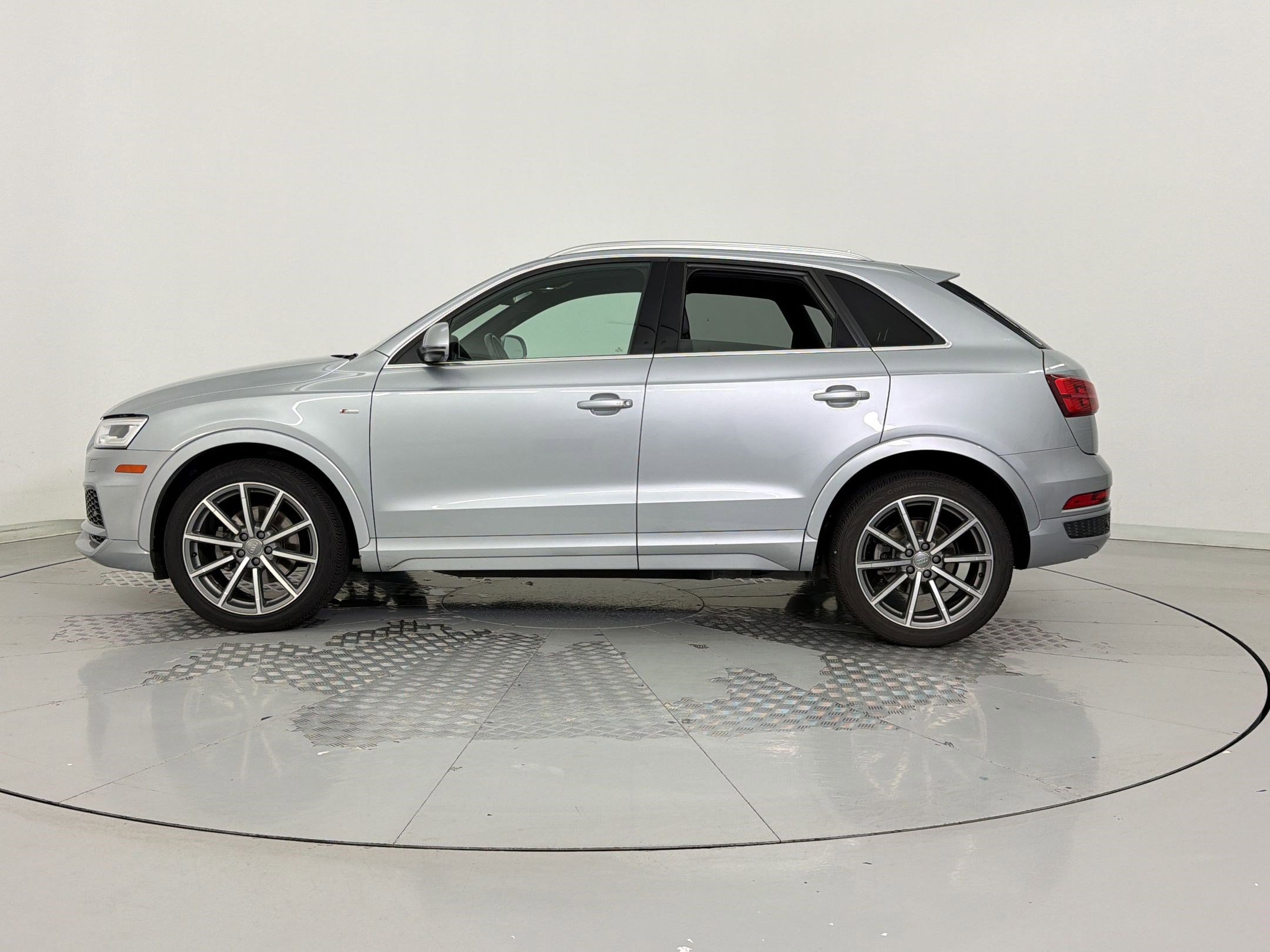 Used 2018 Audi Q3 2.0T Premium Plus w/ Premium Plus Package AWD/4WD image 2