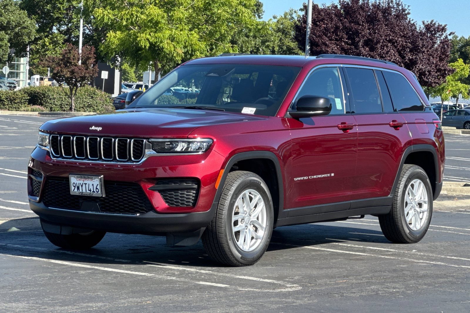 Used 2025 Jeep Grand Cherokee Laredo X w/ Luxury Tech Group I RWD image 8