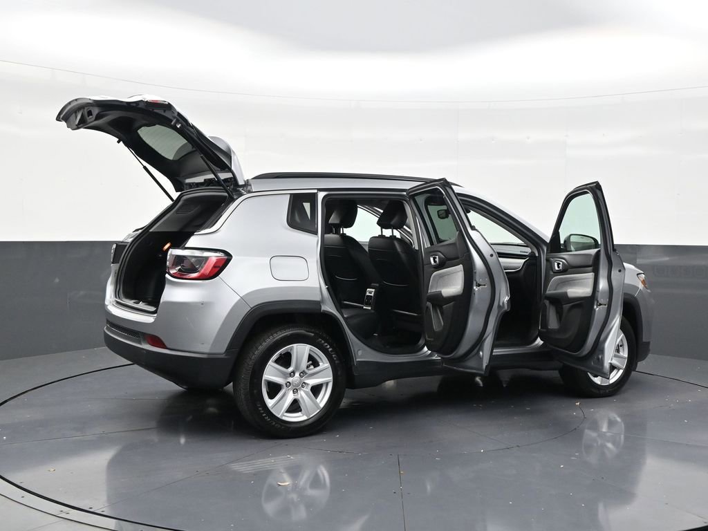 Used 2022 Jeep Compass Latitude FWD image 29