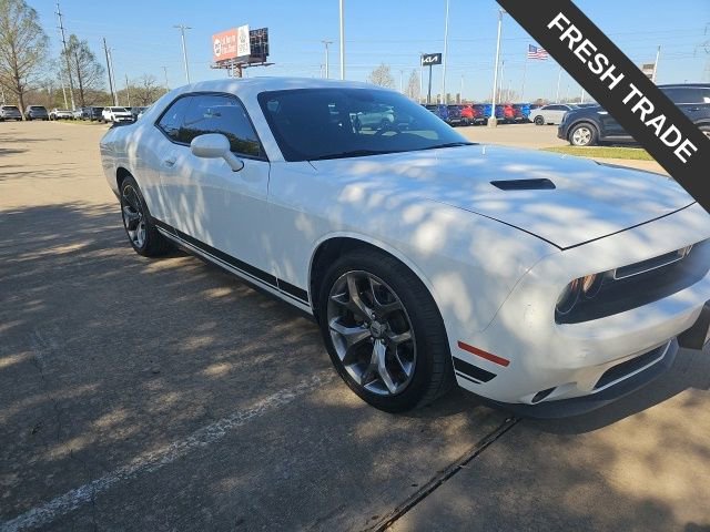 Used 2017 Dodge Challenger SXT image 1
