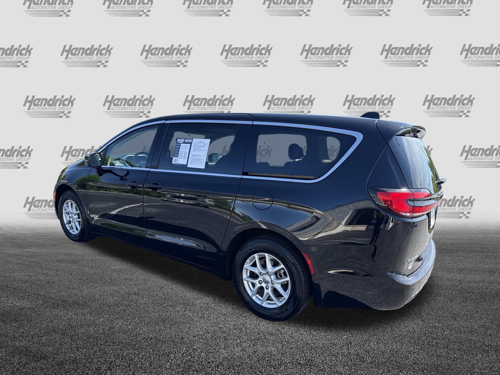 Used 2024 Chrysler Pacifica Touring-L FWD image 8