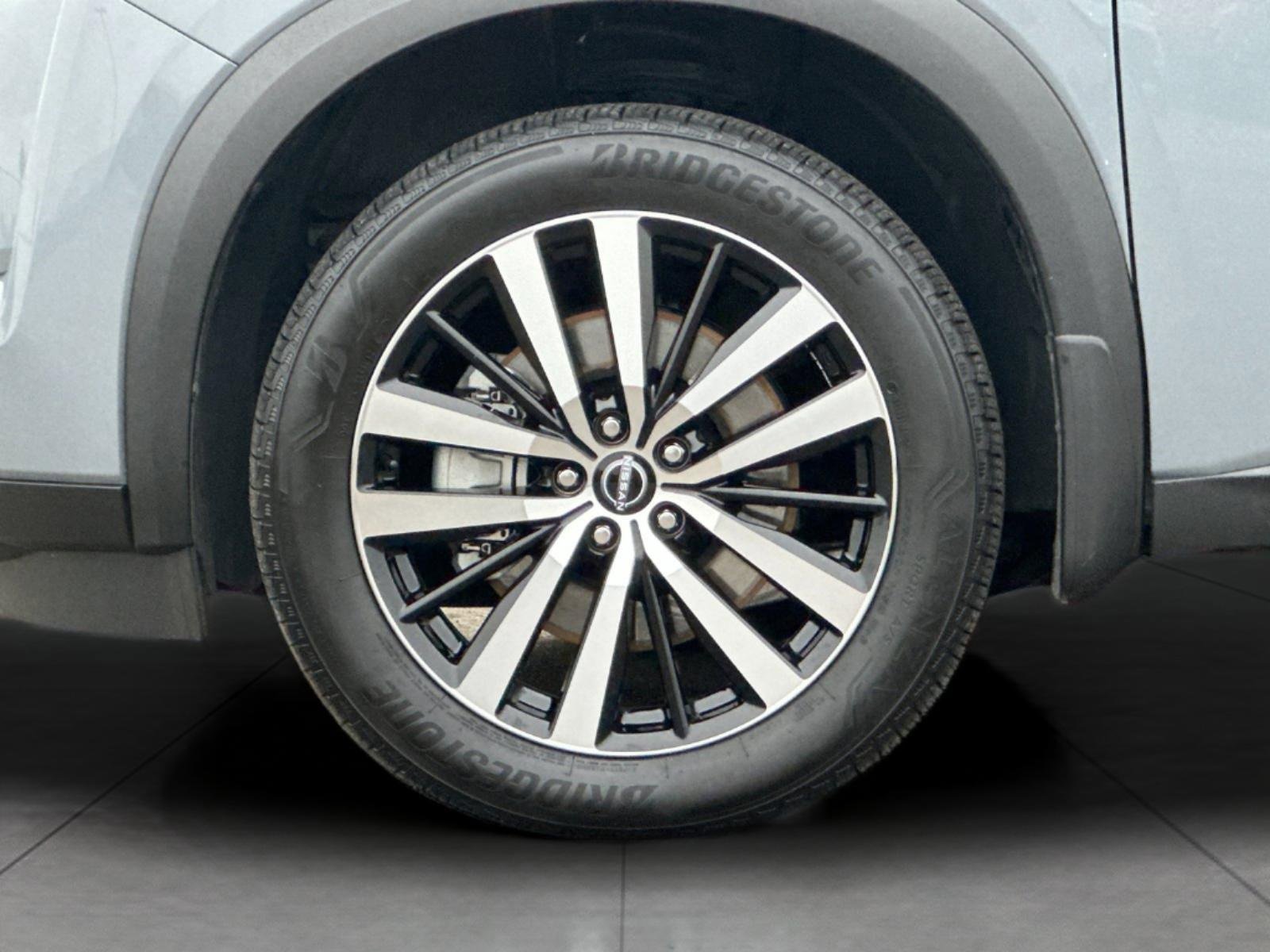 Used 2023 Nissan Pathfinder Platinum w/ Black Appearance Package image 26