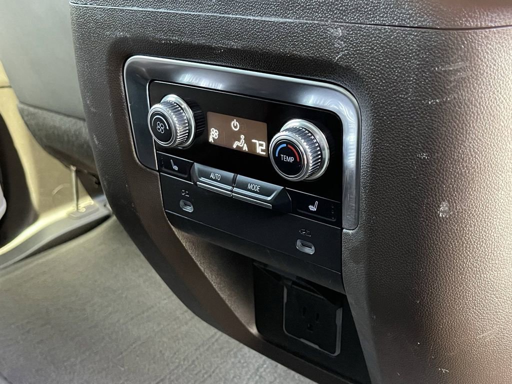 Used 2021 GMC Yukon XL SLT w/ SLT Luxury Package image 16