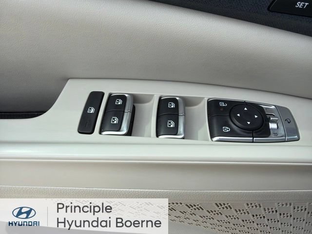 Used 2025 Kia Carnival EX FWD image 18