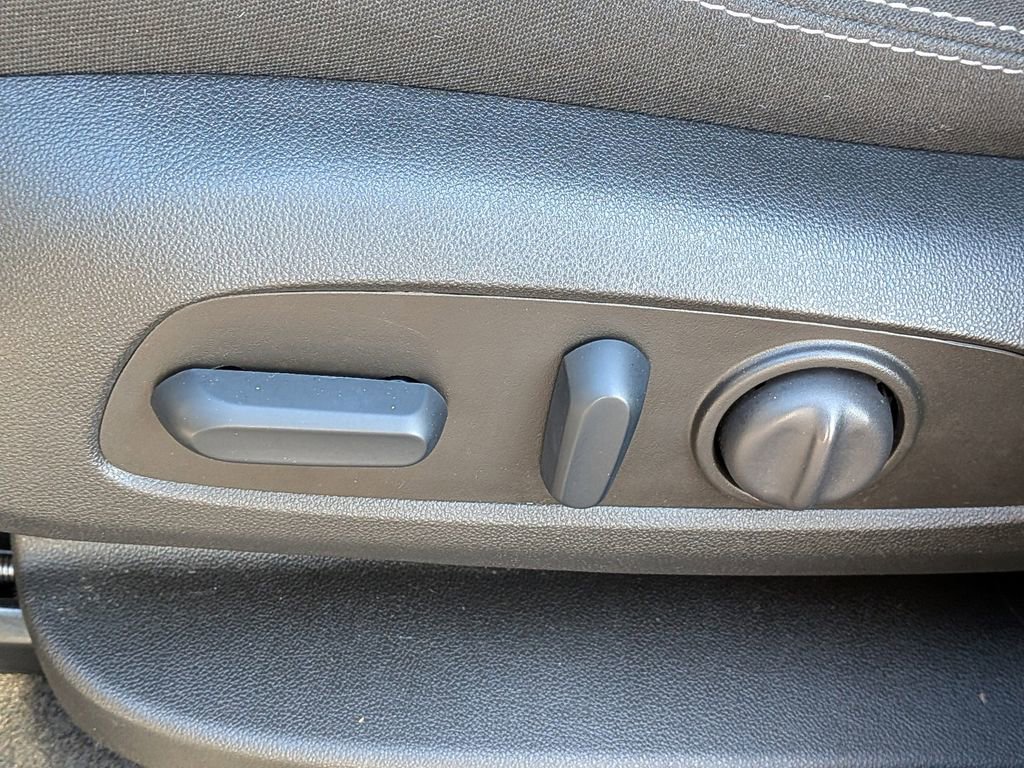 Used 2023 GMC Terrain SLE w/ Driver Convenience Package image 21