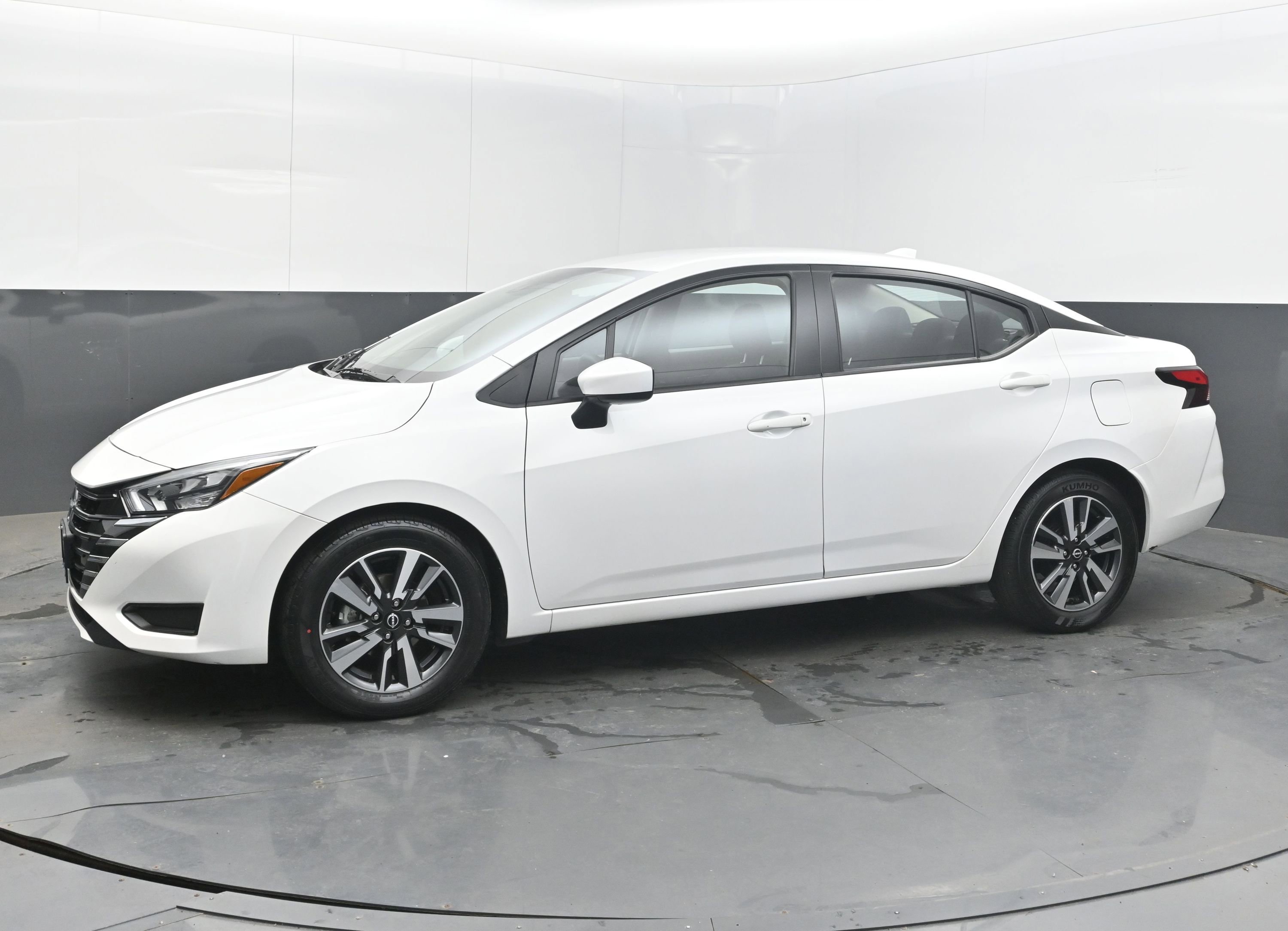 Used 2025 Nissan Versa SV image 5