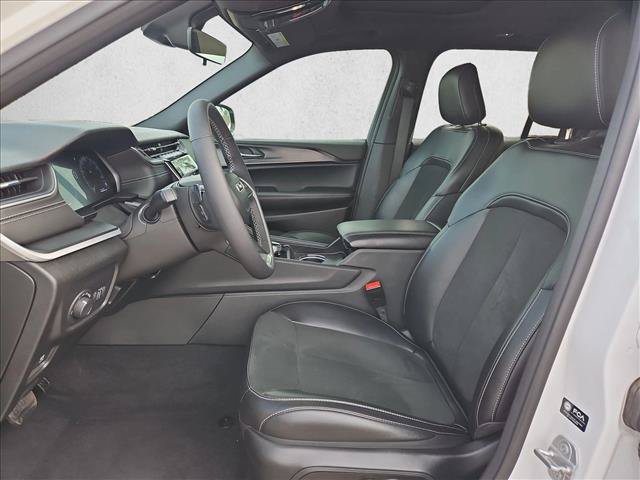 Used 2025 Jeep Grand Cherokee Altitude AWD/4WD image 23