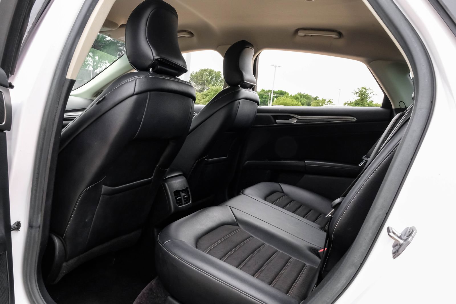 Used 2017 Ford Fusion SE w/ Equipment Group 201A FWD image 43