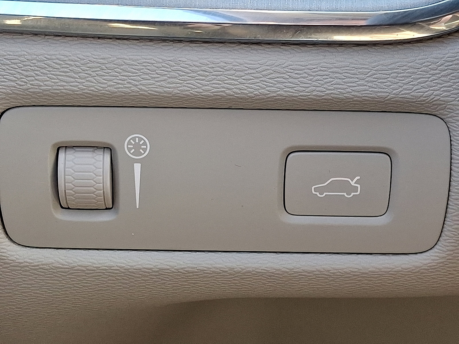 Used 2019 Volvo XC60 T6 Momentum w/ Multimedia Package image 25