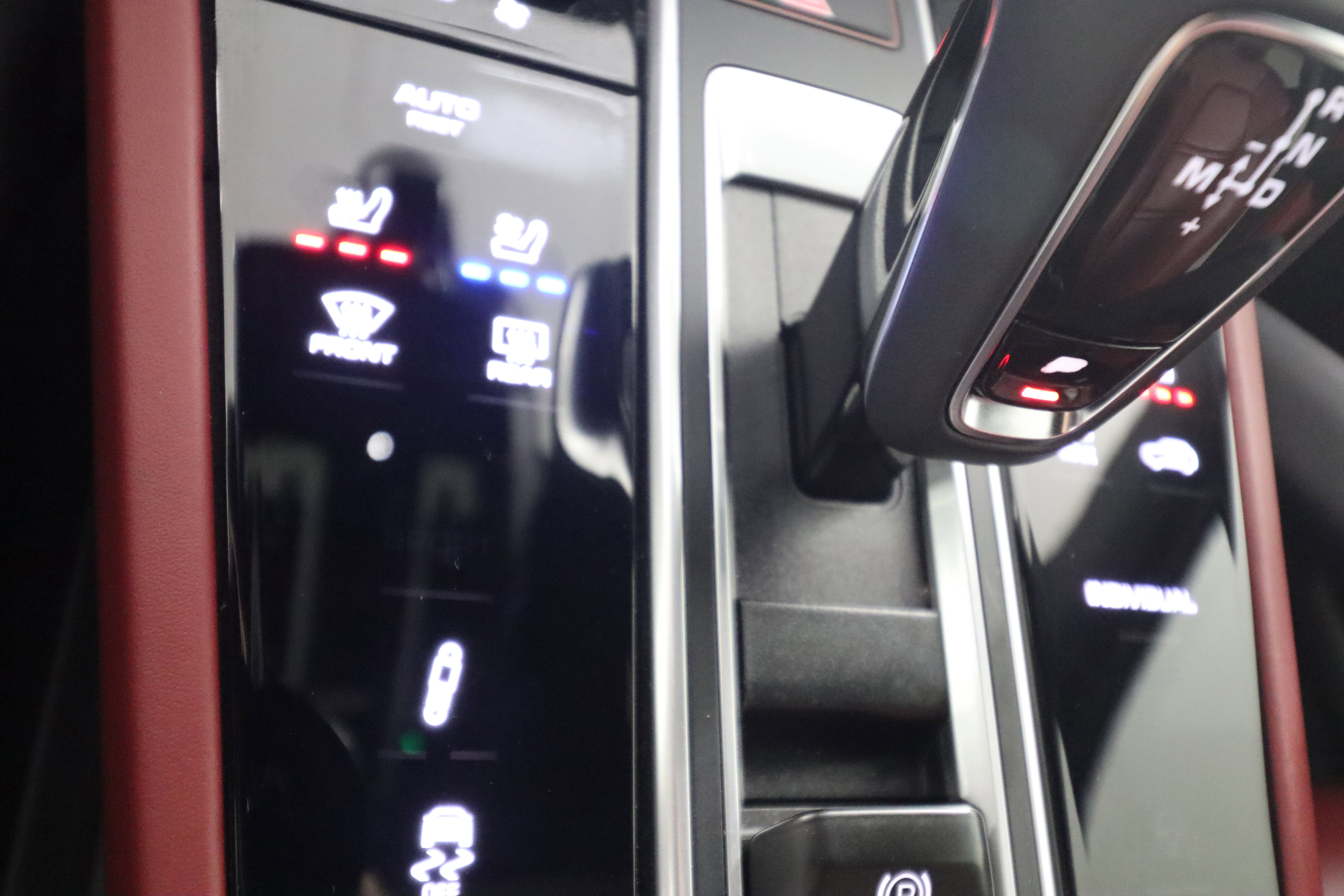 Certified 2023 Porsche Cayenne Platinum Edition image 23