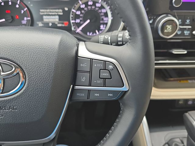 Used 2025 Toyota Highlander XLE image 19