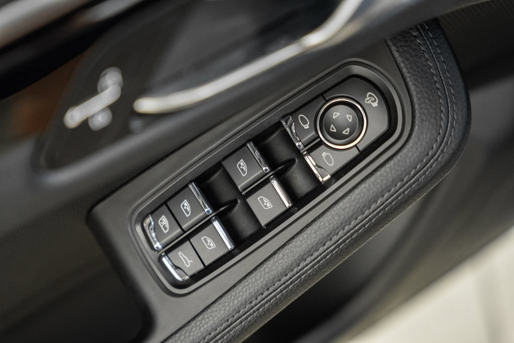 Used 2022 Porsche Macan AWD/4WD image 38