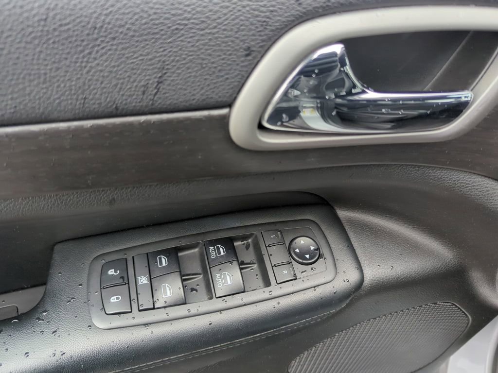 Used 2018 Jeep Grand Cherokee Laredo RWD image 38