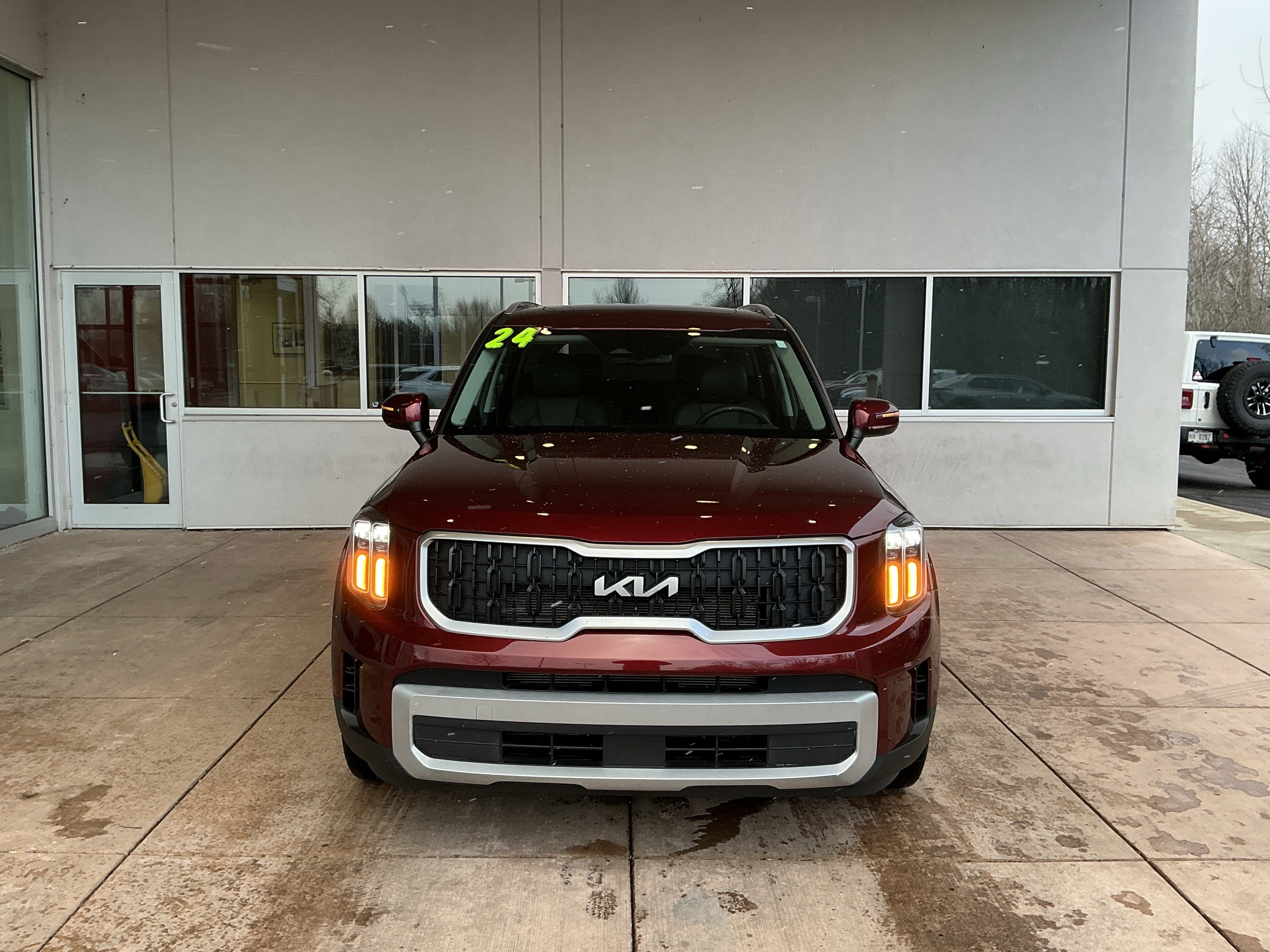 Used 2024 Kia Telluride EX w/ EX Captain's Chair Package image 2