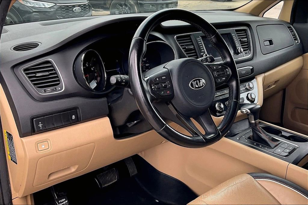 Used 2017 Kia Sedona LX w/ LX Essentials Premium Package FWD image 14