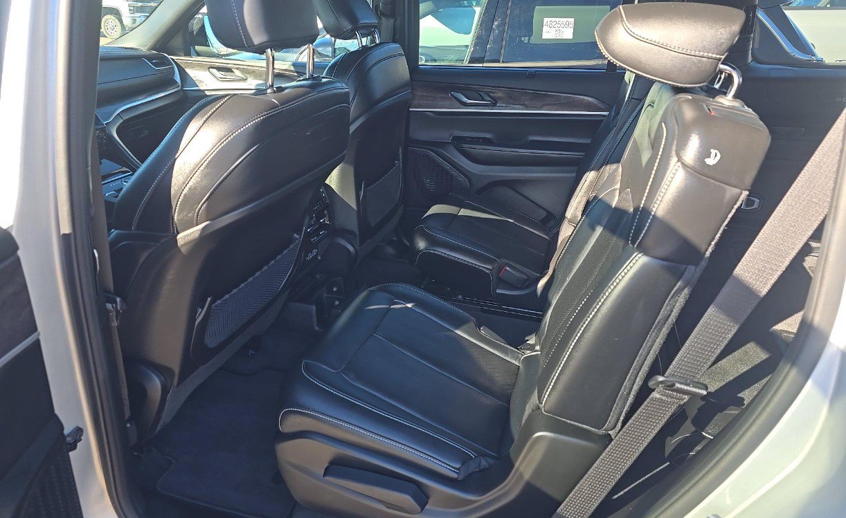 Used 2025 Jeep Grand Cherokee L Limited w/ Luxury Tech Group II AWD/4WD image 9