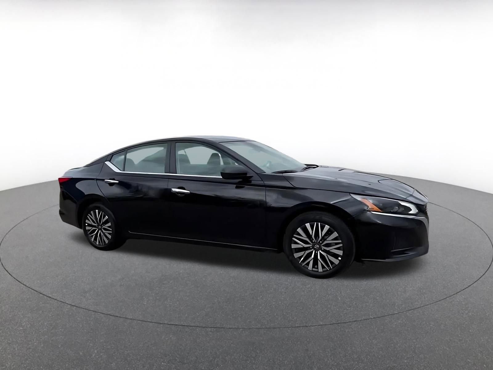 Used 2025 Nissan Altima 2.5 SV image 2