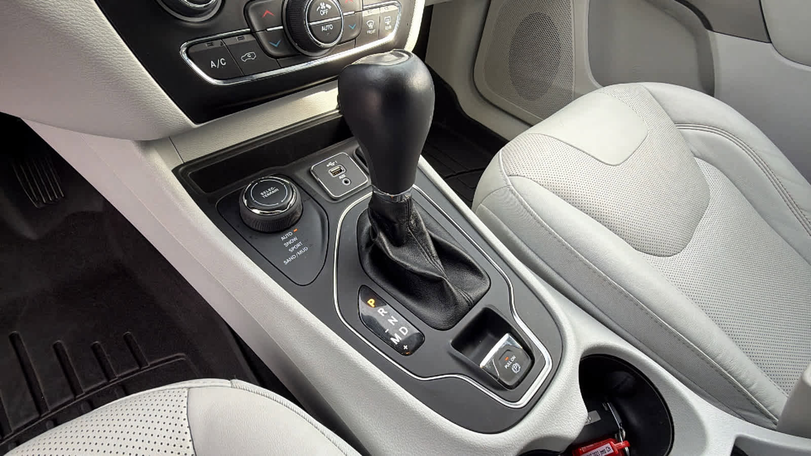 Used 2021 Jeep Cherokee Latitude Lux w/ Comfort/Convenience Group image 13